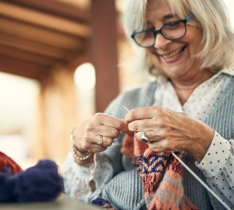 cuidadores de persona mayor a domicilio ayudan a coser